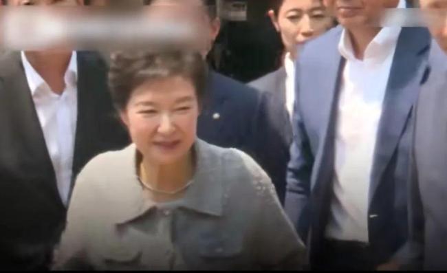 73岁朴槿惠罕见外出 悼念父亲出生地