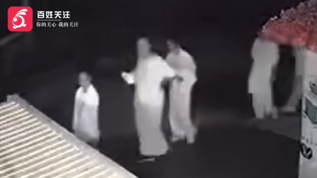 广州凌晨50余人穿白衣夜行 辟谷活动引发关注